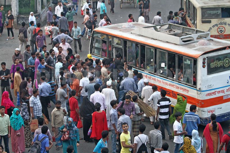 absence-of-footpaths-crowds-the-busy-streets-in-dhaka_3125611